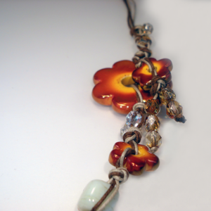 Collane in Vetro di Murano avorio con cubi e fiori in ceramica greca